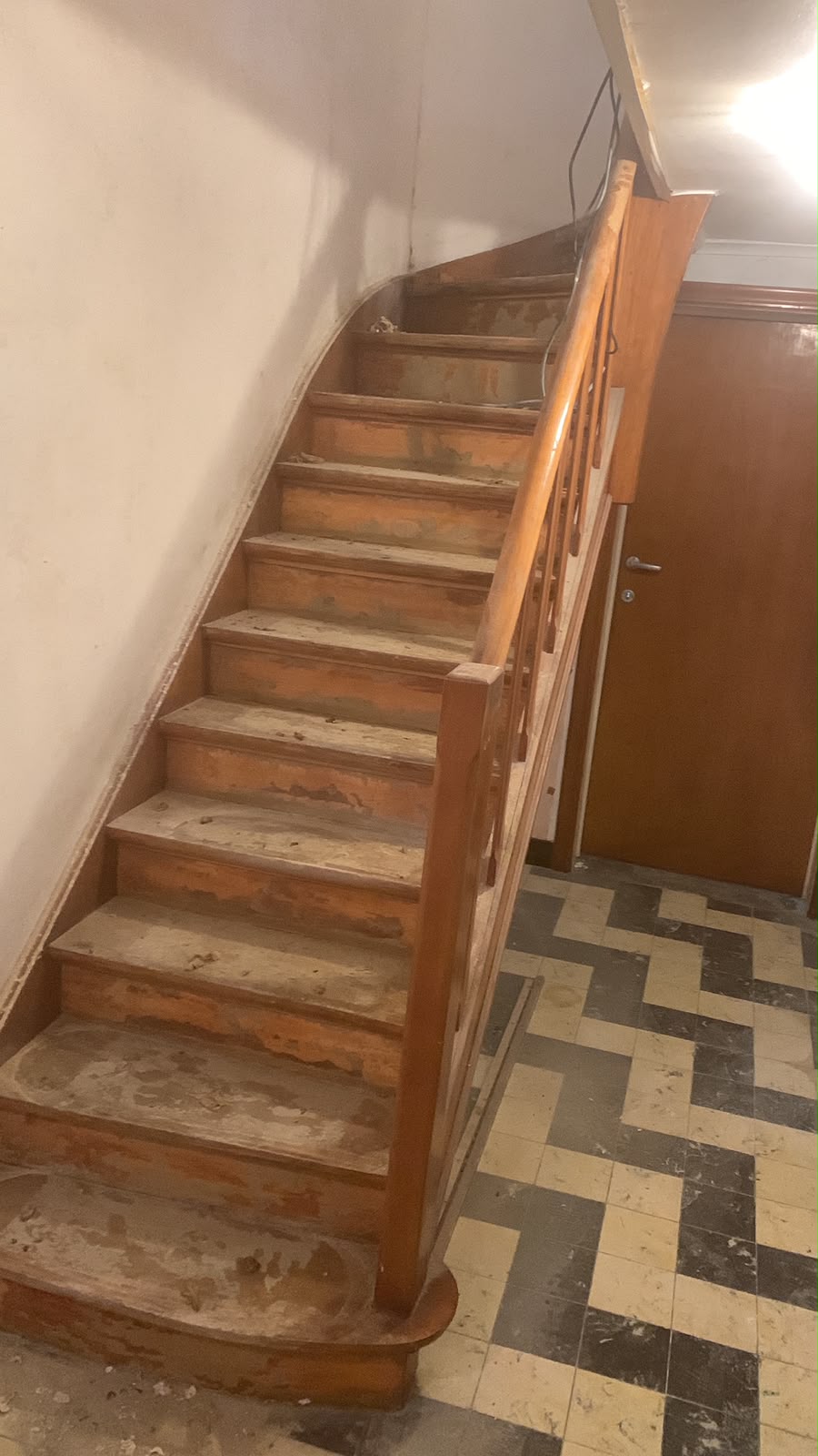 Escalier en bois avant rénovation
