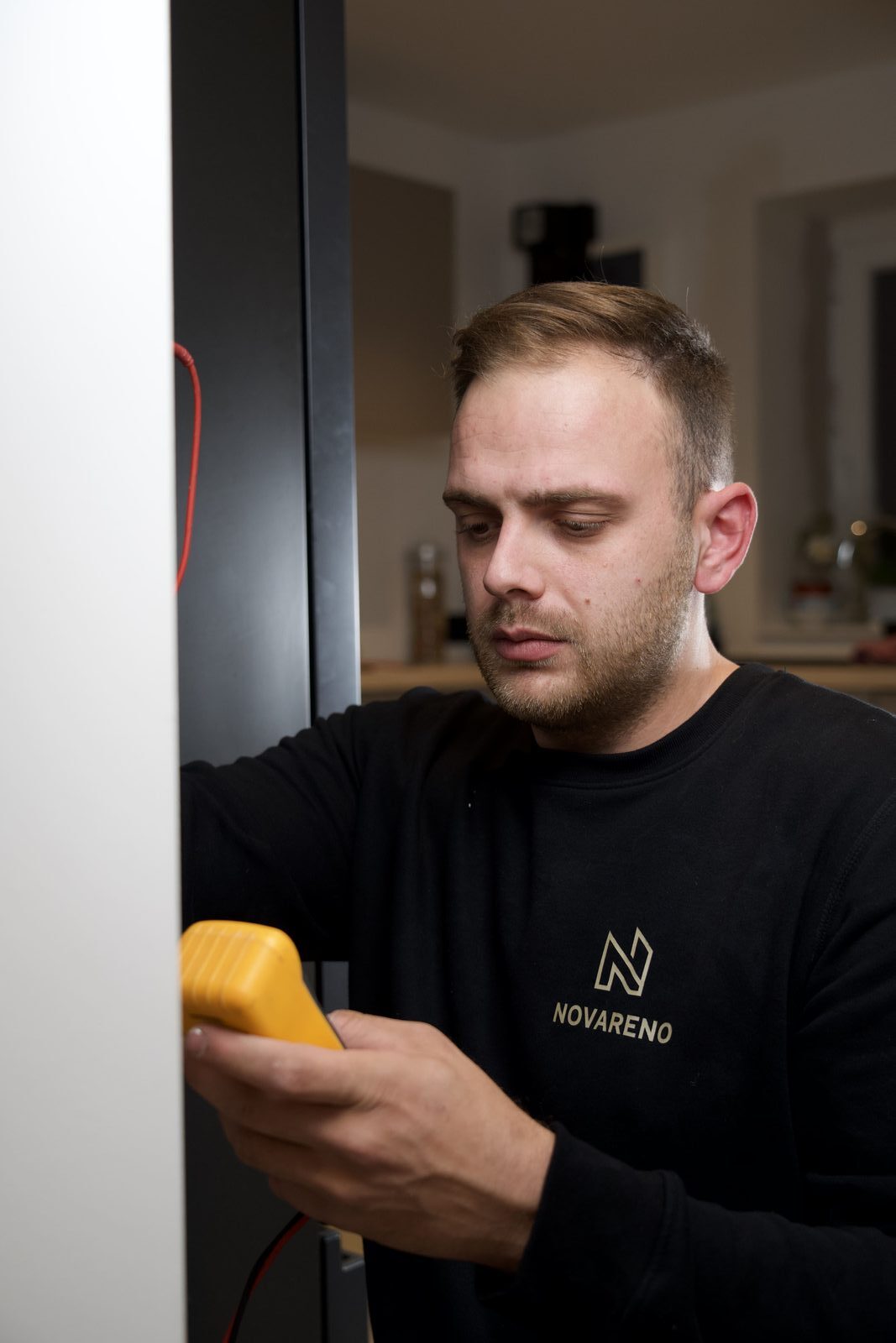 Jérémy, fondateur de Novaréno, sur un chantier de rénovation à Verviers